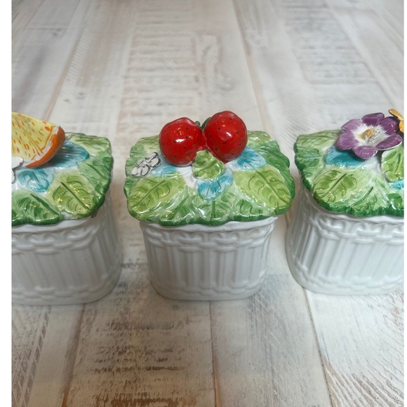 Set of 3 vintage Italian Ceramic jars w Fruit flower and insect decorative lids - Picture 3 of 10